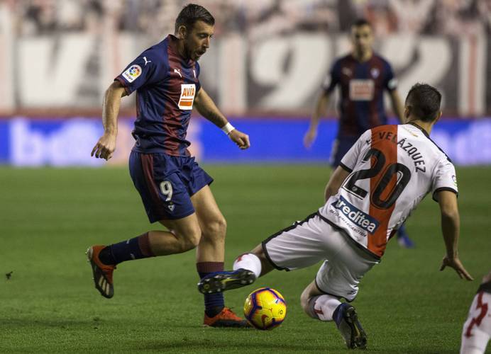 西甲中游生死绞杀！巴列卡诺死磕阿拉维斯：主场强硬派 VS 客场长传王？